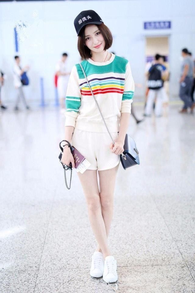 34岁的佟丽娅真会搭，一身彩虹装活力四射，网友：帽子亮了！