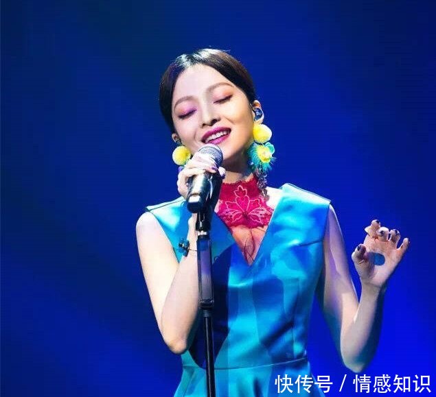 张韶涵登台演唱，一袭绿裙惊艳四座，当镜头移到她的手，我呆了