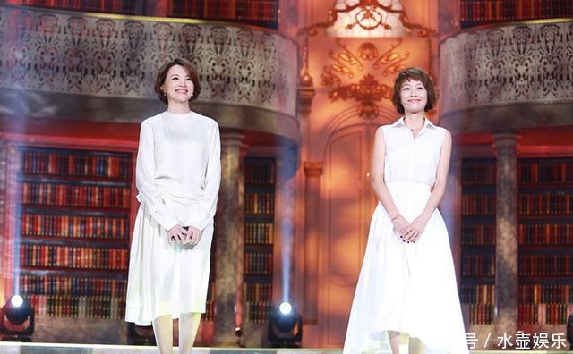 马伊琍录制节目，穿一身白裙自信优雅，42岁了还这么美！