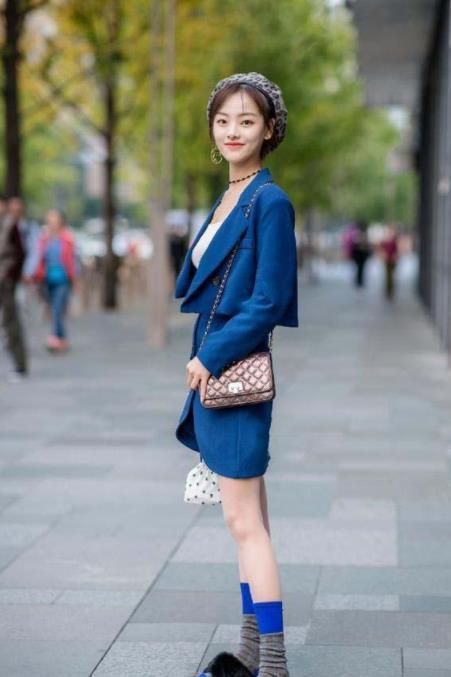 小美女|街拍:蓝色的套装搭配凉拖和长袜,小美女非常的时尚抢镜