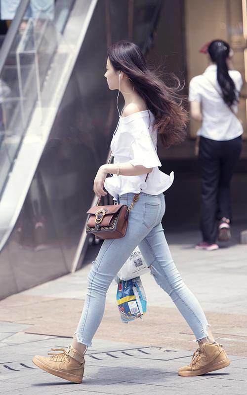 路人街拍，长相清秀的小姐姐，穿着简单又出众，洋溢着青春的气息