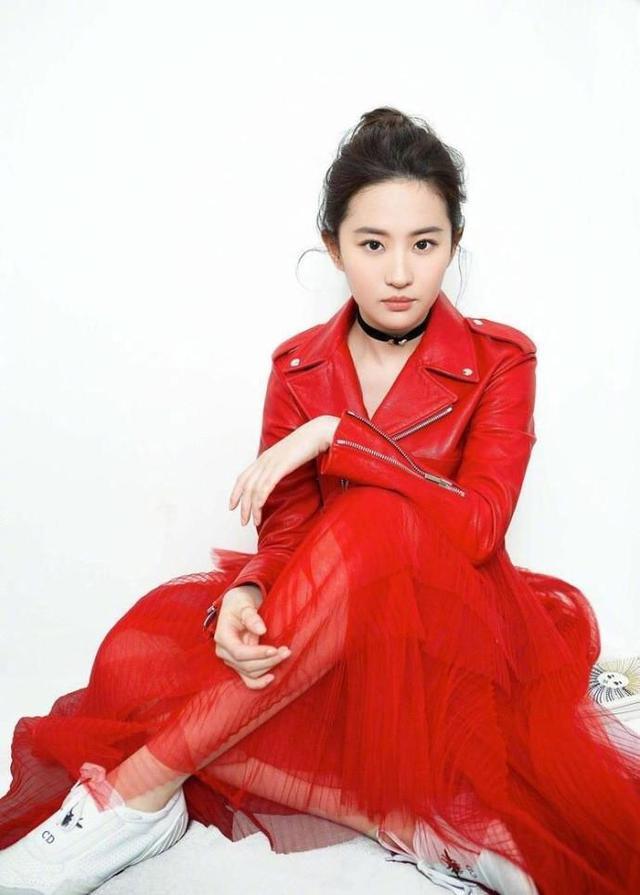 刘亦菲阿sa同穿红色皮衣，一个清纯似仙女一个风尘似舞女