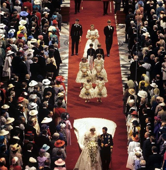 『当年』戴安娜王妃那场世纪婚礼的10张珍贵照片 当年也是美得不可方物！