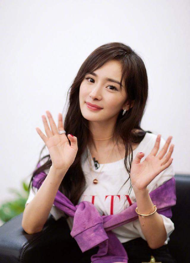 杨幂真的是太大胆了! 穿的超短裙还还故意张开双腿 网友: 都快把