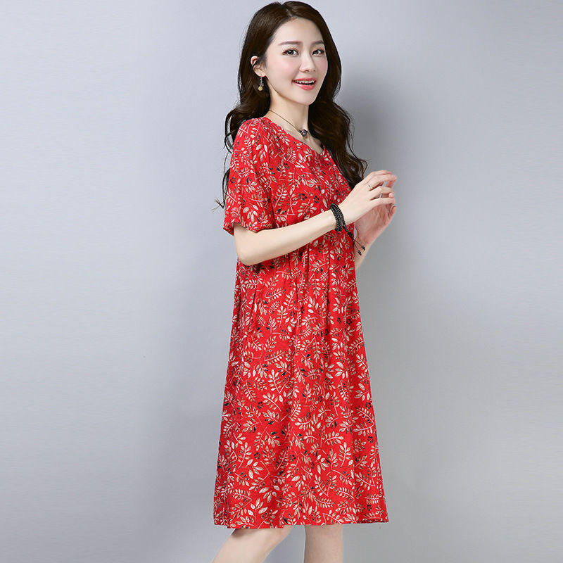 香港的小姨真会穿，三伏天穿这样的裙装出门，穿出气质风韵犹存