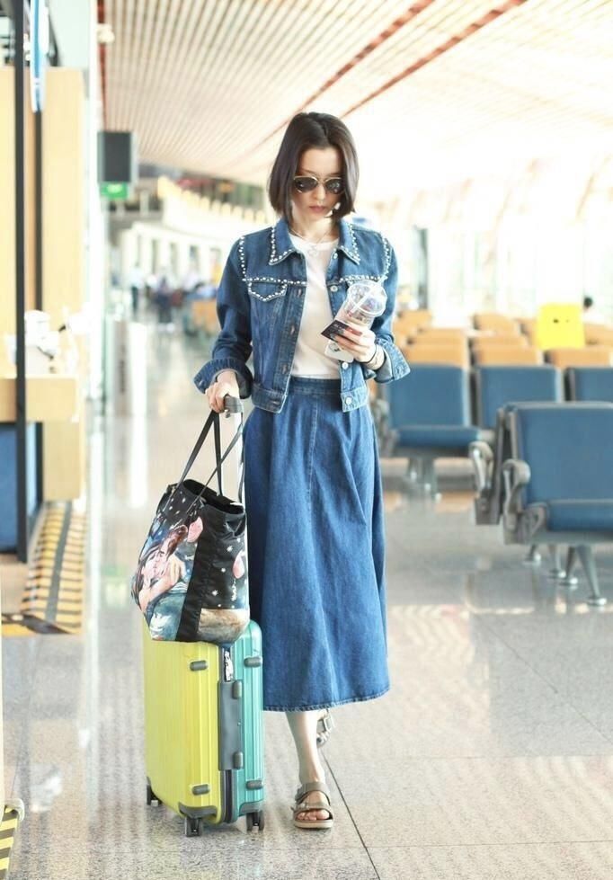 有点惊艳!一席红色的连衣裙，杜鹃尽显高贵典雅