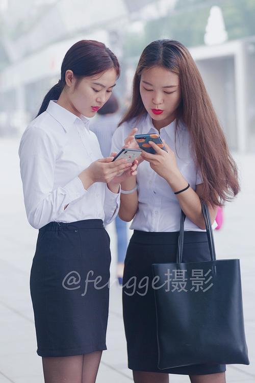 街拍：手挽手的两个美女，OL范配黑丝，还真是不多见