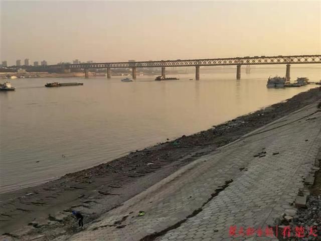  同期|长江武汉段水位12年来同期最低，海事调集拖轮到重点水域24