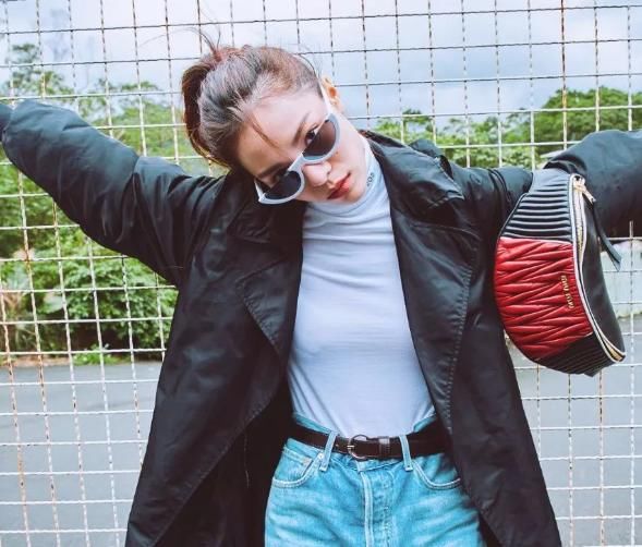 钟楚曦红毯上黑裙照很漂亮，冷艳打扮成为亮点，气质优雅无与伦比