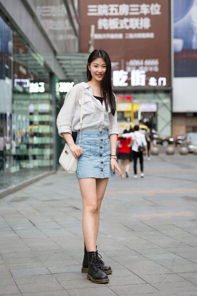 街拍，一看就很有气场的姐妹，穿搭清爽自然，尽显时尚风采