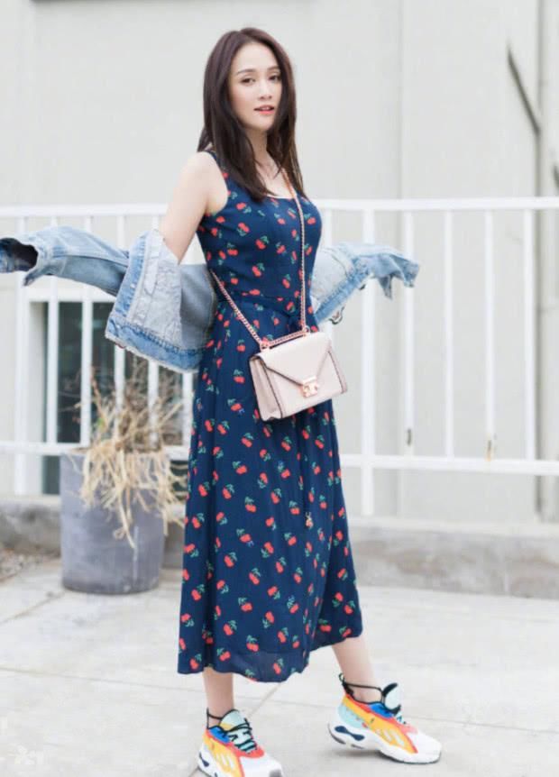 陈乔恩也是绝了，清新樱桃裙穿出成熟女人味，好身材藏都藏不住!