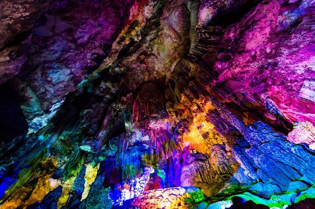 桂林有个溶洞,被誉为世界溶洞奇观,当地人都觉得进去能发财