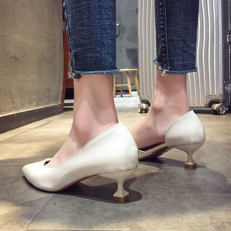 女人别穿打底裤配高跟鞋，瞧着这样的打扮，想不漂亮都难