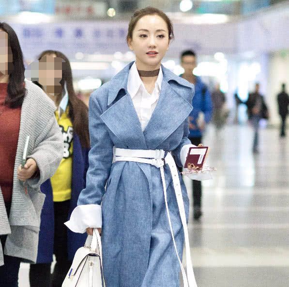 杨蓉真是绝了，为了显瘦绑2条腰带，意外凹出两米八大长腿!