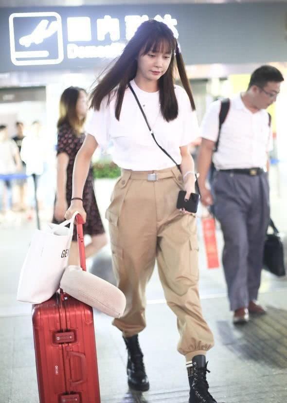  『学院』别总穿学院风背带裤了，帅酷工装裤才是2020“裤王”，洒脱又有型