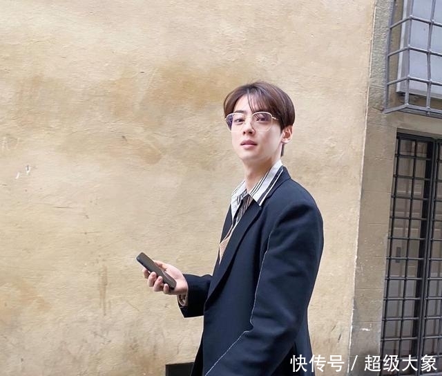  『死角』“脸蛋天才”车银优，金丝框眼镜配黑色西装，帅得360度无死角！