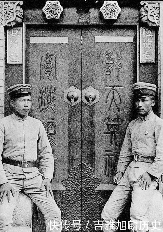 一百年前侵华日军所拍老照片上的这座如意门楼如今变成什么样了