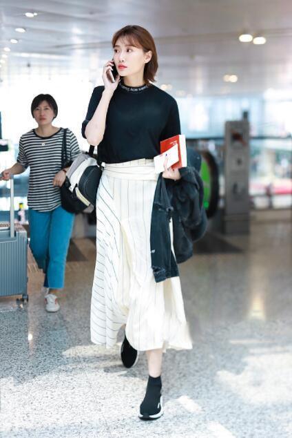 34岁李斯羽长裙配平底鞋，却是长腿既视感！网友：还好没穿高跟鞋