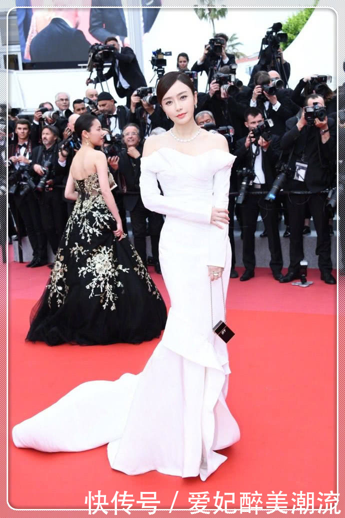 秦岚为了秀身材!穿紧身鱼尾裙走红毯,眼看走路都不方便了!