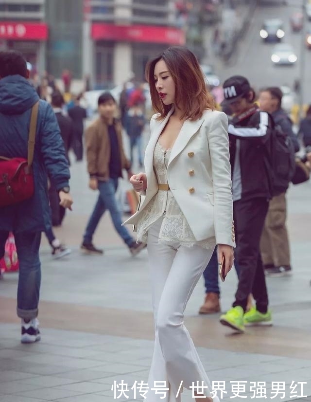  「走起」小姐姐一头的长发搭配高跟鞋，走起路十分飘逸，带着女神般的气息