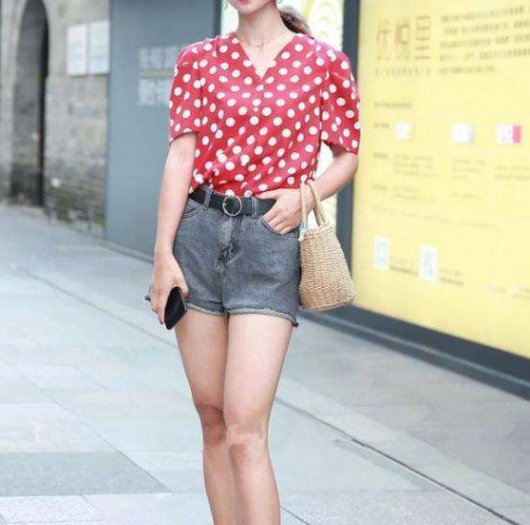 #迷人#街拍:打底裤时尚穿搭显魅力,温婉简约,更有魅力更迷人