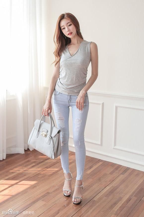 街拍:白皙甜美的牛仔裤美女,展现女神的柔美气质!