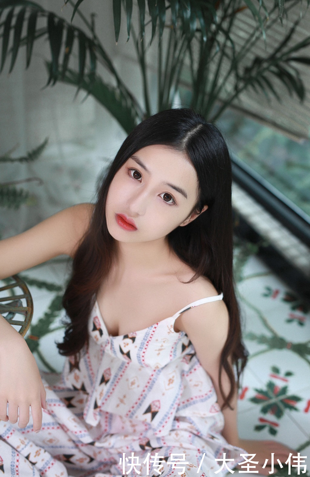 美女:美女街拍:性感美女气质长发,穿碎花短裙性感唯美私房性感写真。