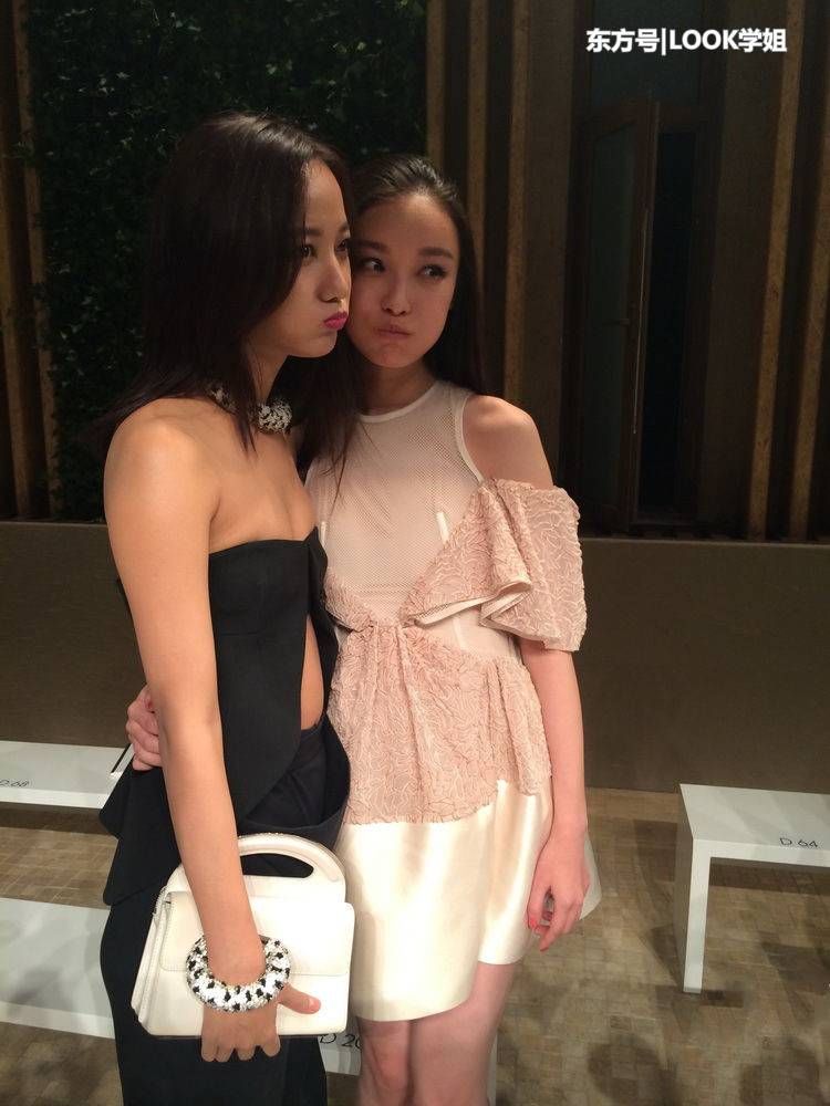 王珞丹为了美太拼了，扁平身材驾驭抹胸装，网友:看着好尴尬