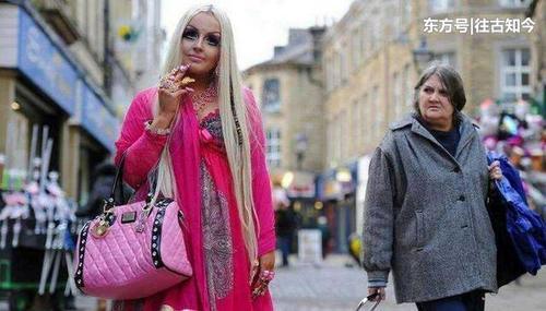 21岁女子童年被侵犯，长大后为变成芭比娃娃，每天化妆4小时！