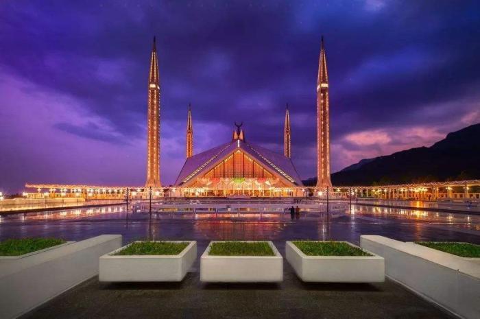 中国助力巴基斯坦,这个港口从沙漠“蜕变”绿洲,巴铁:中国真牛