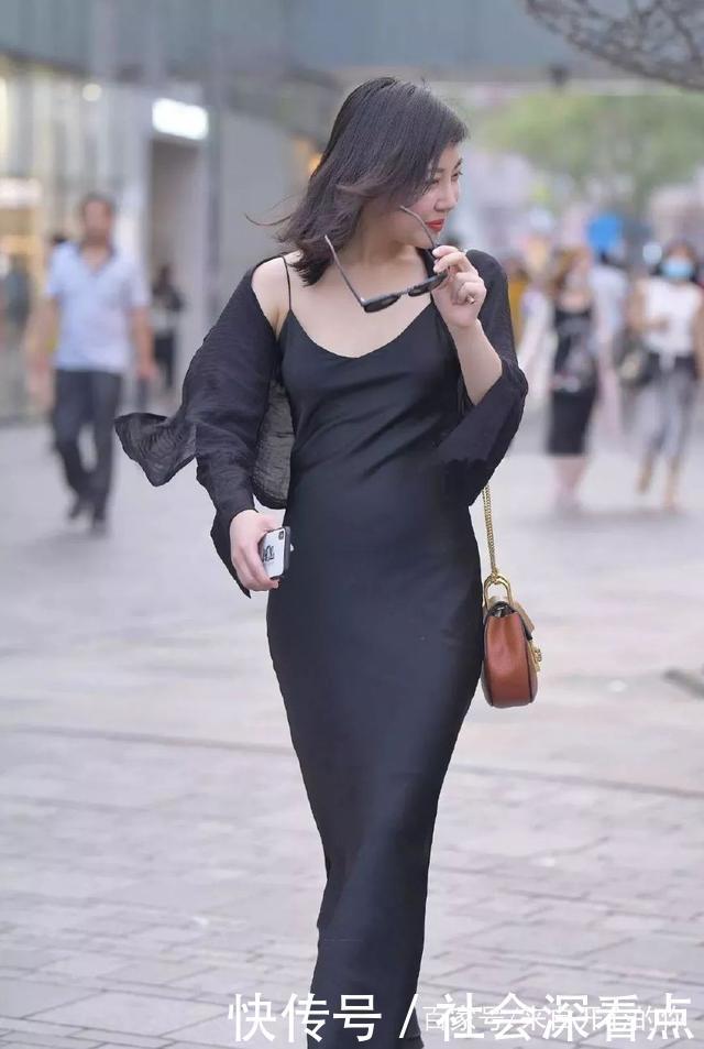 美女|黑色薄纱吊带连衣裙搭配尖头小高跟,微微一笑轻灵之气