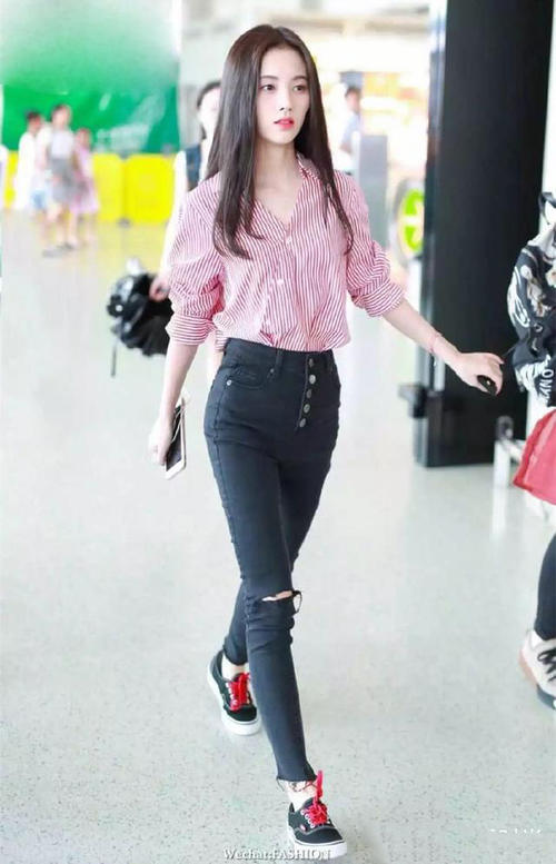清新的衬衫造型,紫宁搭“狗啃式”短裤个性甜美,鞠婧祎仙气十足