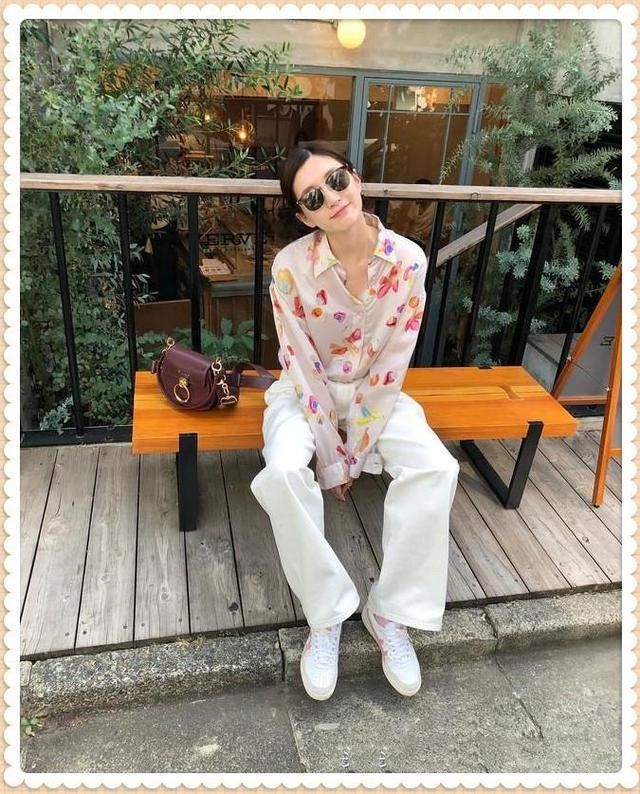 本以为穿粉色印花衫的伊能静已经够美了，但看到江疏影，我沉默了