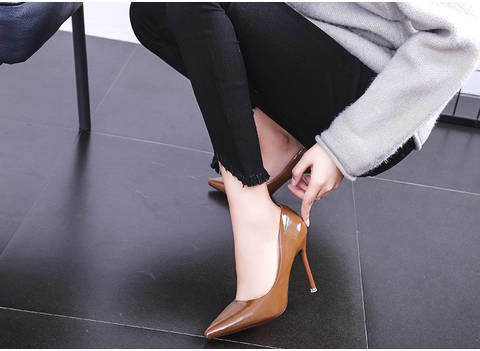 细微纹亮皮与酒杯跟结合的高跟鞋，性感又成熟