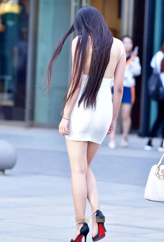 气质小姐姐贴身连衣裙显凹凸有致曲线，长发随风飘扬很迷人