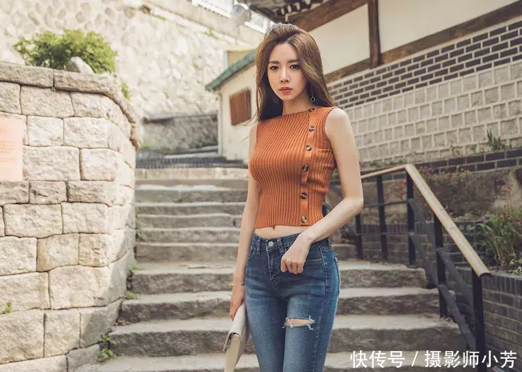 ?路人街拍，小姐姐身材微胖，穿着休闲又舒适，模样俊俏！