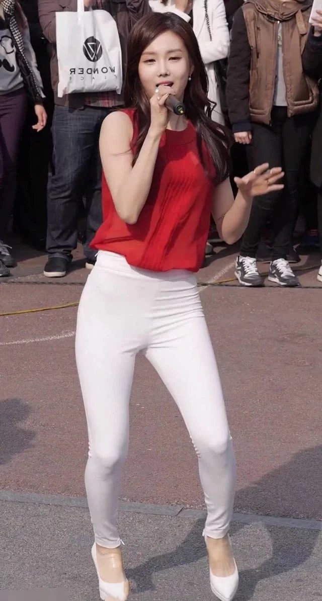 小姐姐白色清透的紧身裤跳舞，身材扭动的画面很有视觉冲击力