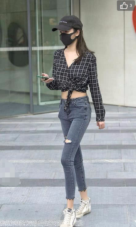 气质姐姐紧身裤勒完美曲线，天生一副好骨架，迷人小腹诱惑满满