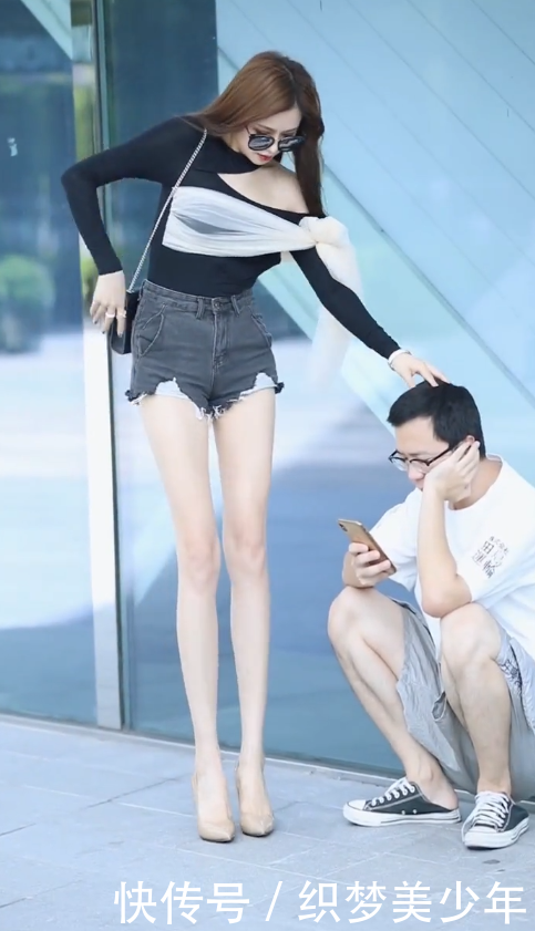 #挠痒#扶着小哥的头给自己挠痒,有考虑过别人的感受吗!