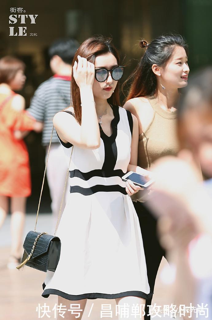 路人街拍:穿性感的吊带紧身裙长发小姐姐,不穿丝袜都可以这么美!