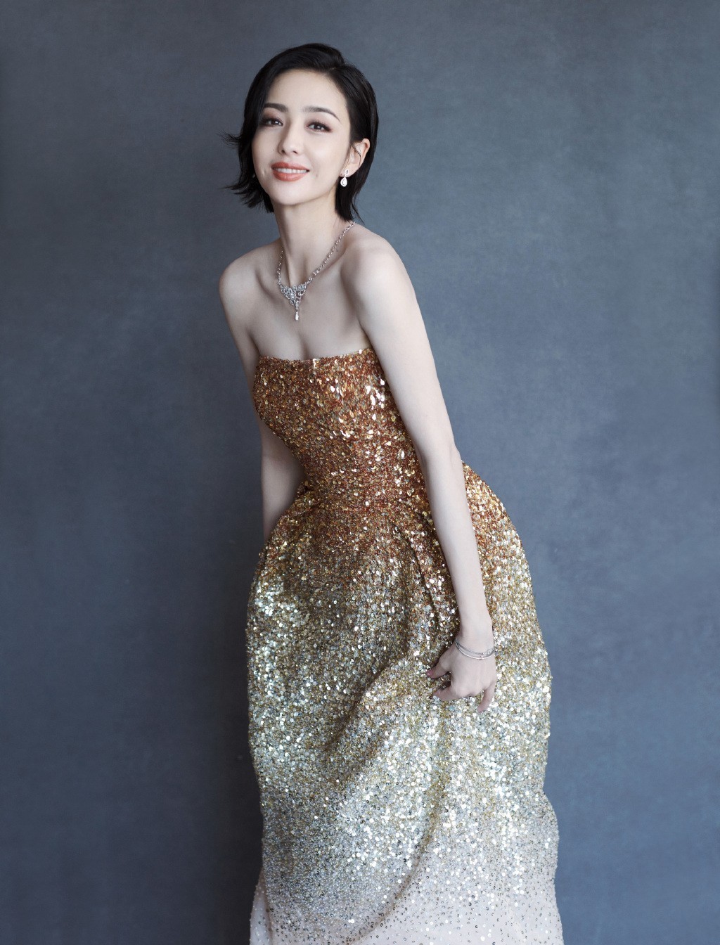 『 金色』穿金色渐变抹胸裙，美得像一幅画，80斤佟丽娅瘦成“骨感美女”