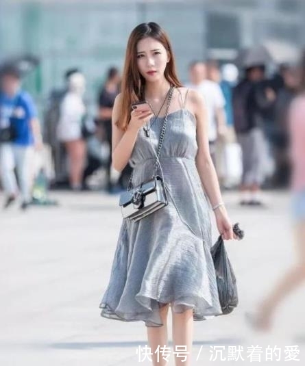 「清秀」街拍:身材出众傲人的小美女,容颜清秀甜美,好美