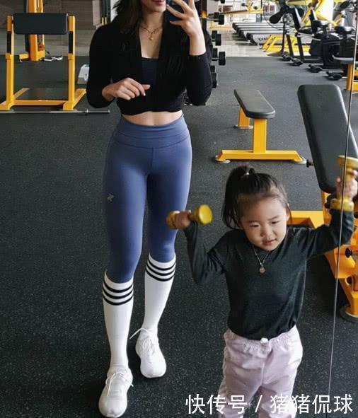 辣妈健身屡被搭讪,为证明名花有主,带上了4岁