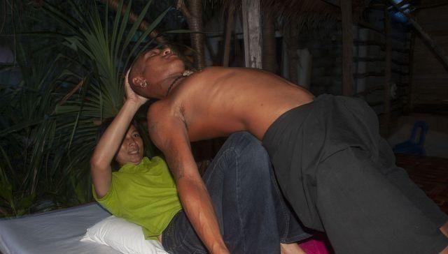 外国游客在泰国体验传统泰式按摩,中国大妈实力抢镜,堪称主力军