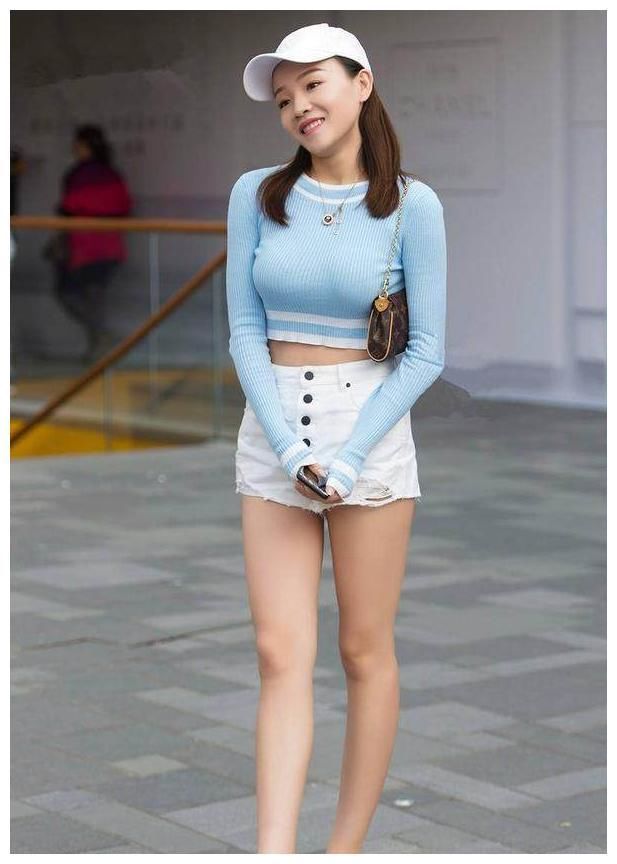 街拍:性感低胸上衣搭配蓝色牛仔裤，成熟少妇韵味十足