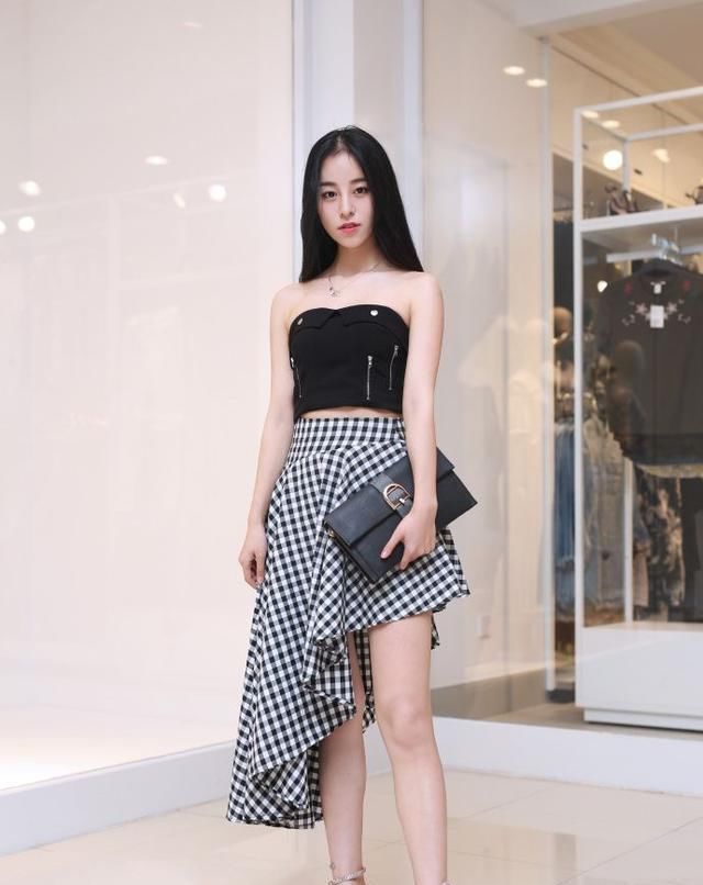  [性感]街拍美女:身材、颜值俱佳的小姐姐,妙美穿搭,时尚又性感!