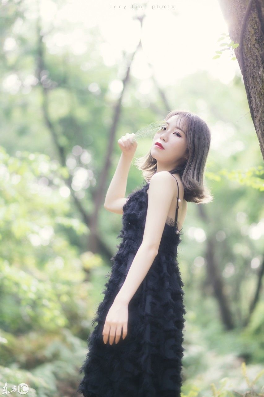 一组森林里的写真照片:田园小清新的感觉，风景美人更美!