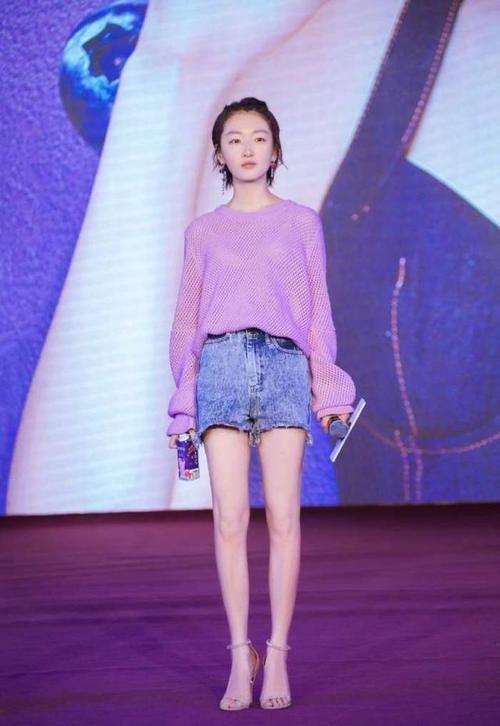 杨紫和关晓彤撞鞋，一个仙女下凡一个惨不忍睹，网友：腿粗好心酸