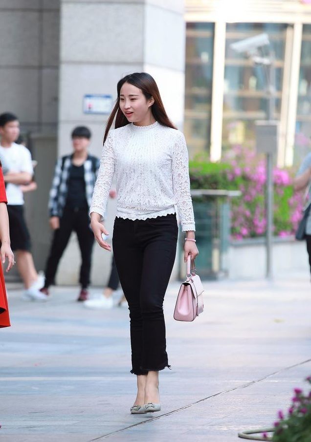  「垂感」街拍：戴着墨镜的美女，身穿露肩上衣搭配一条有垂感的长裤，很优雅