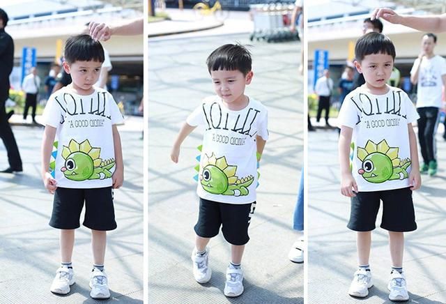 大麟子和邓莎亲子装现身机场，小小年纪要潮过妈妈的节奏